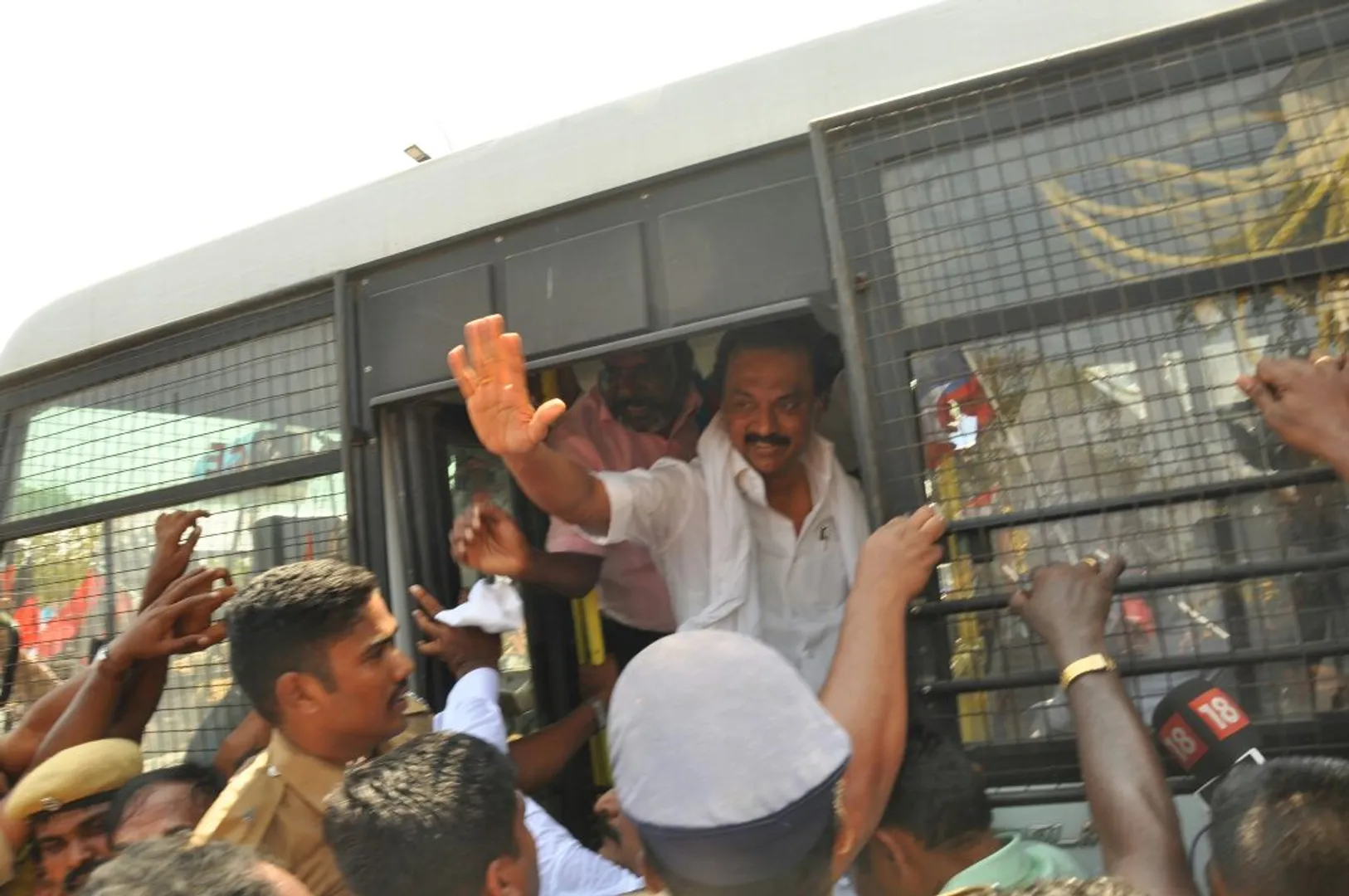 காவிரி மேலாண்மை  அமைக்ககோரி ரோராட்டத்தில்  போராட்டதில் ஈடுபட்ட திமுக செயல்தலைவர் ஸ்டாலின், காங்கிரஸ்கட்சி திருநாவுக்கரசர், விடுதலை சிறுத்தை கட்சி தலைவர் திருமாவளவன், காவல்த்துறை குண்டுக்கட்டாக தூக்கி சென்று கைது செய்த.{படங்கள்}